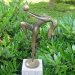 Bronzen beeld vrouw met bal