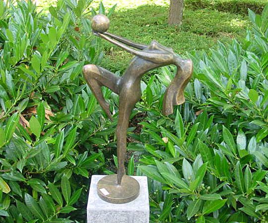 Bronzen beeld vrouw met bal