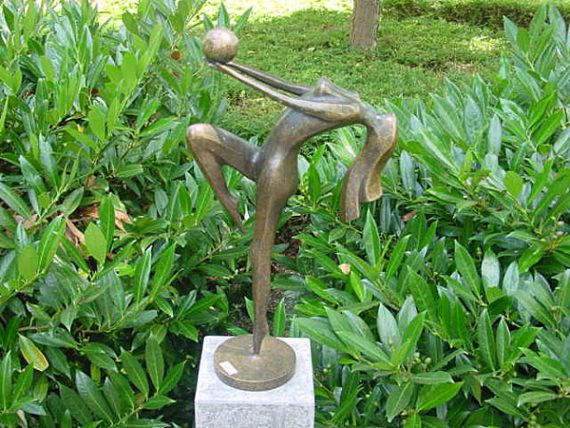 Bronzen beeld vrouw met bal