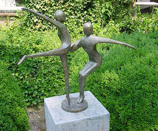 Bronzen beeld dansend paar