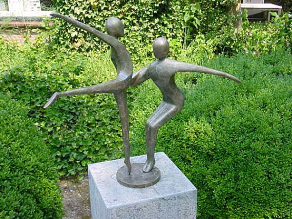 Bronzen beeld dansend paar