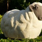 Groot staand stenen schaap