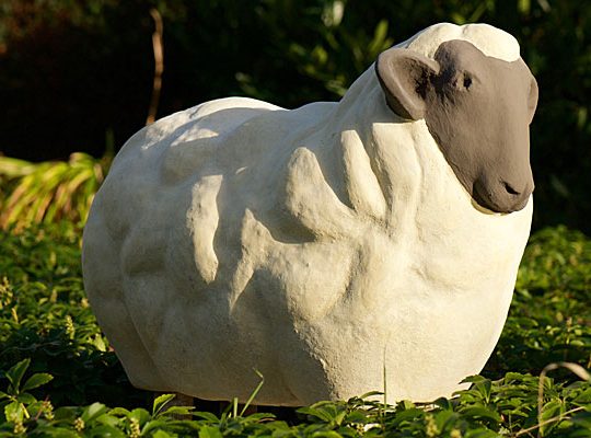 Groot staand stenen schaap