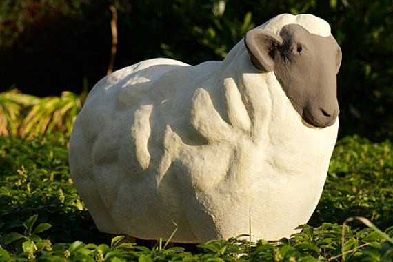 Groot staand stenen schaap