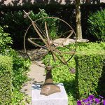 Bronzen zonnewijzer op voet