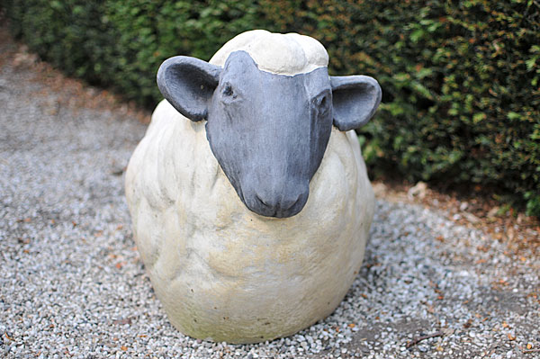 Groot liggend schaap - Peter Brüsewitz Tuinornamenten Tuinmeubilair