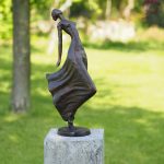 vrouw achterover gebogen