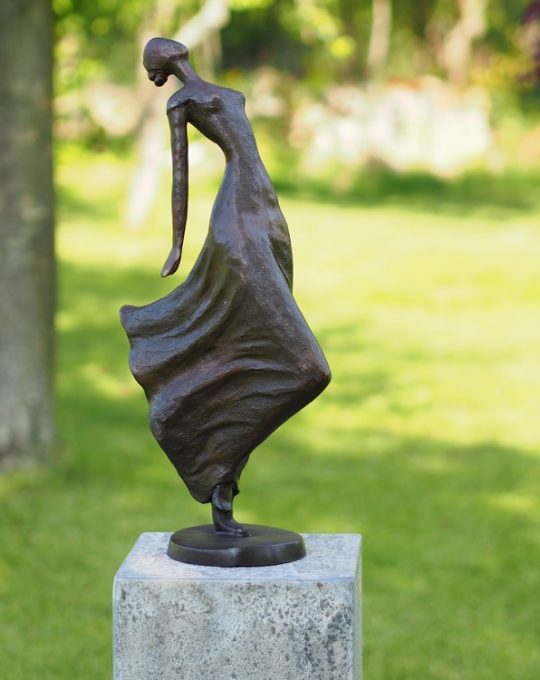 vrouw achterover gebogen